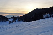 69 Baita Foppalunga nella luce del tramonto verso il Resegone